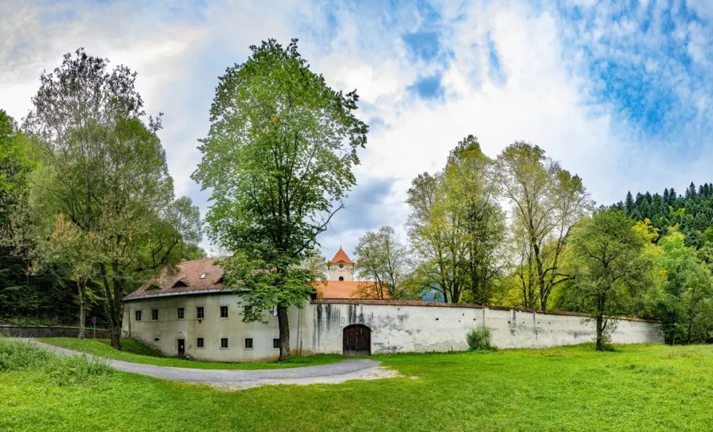 Zabudowania Czerwonego Klasztoru po słowackiej stronie Pienin