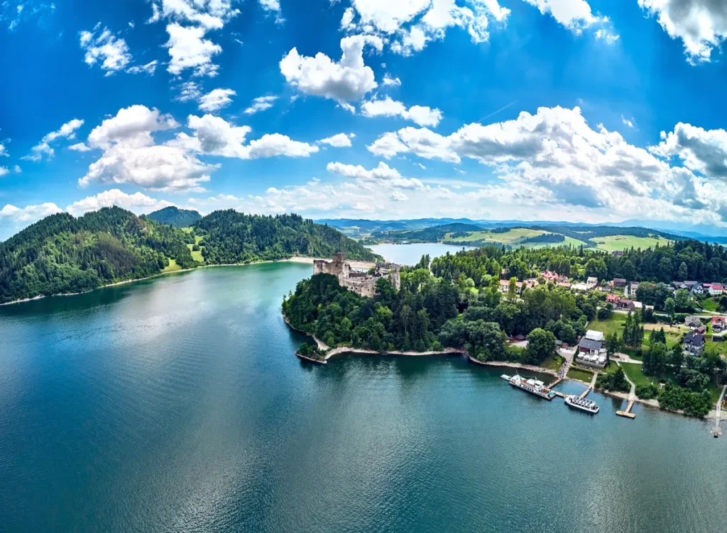 Panorama Jeziora Czorsztyńskiego i otaczających je gór