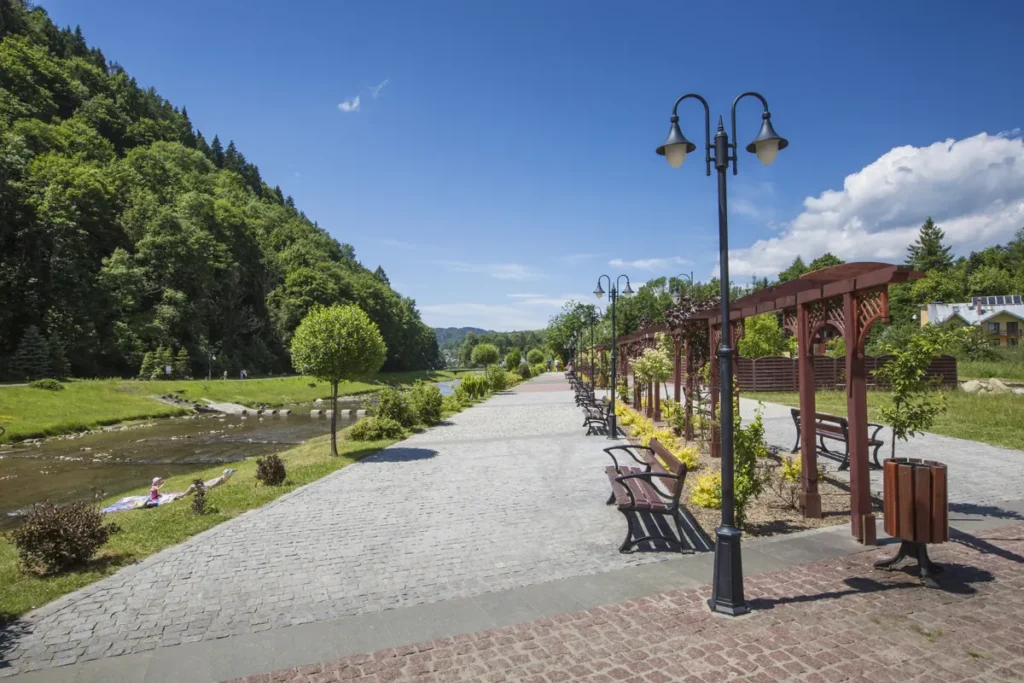 Promenada nad Grajcarkiem w Szczawnicy