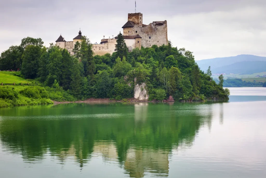 Zamek Dunajec w Niedzicy nad Jeziorem Czorsztyńskim